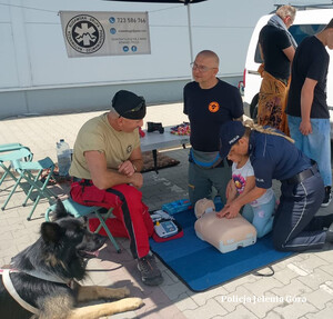 policjanci z dziećmi