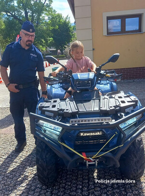 policjanci na festynie