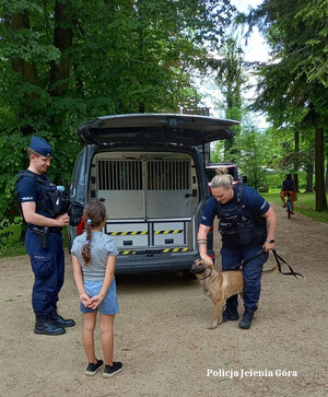 policjanci na festynie