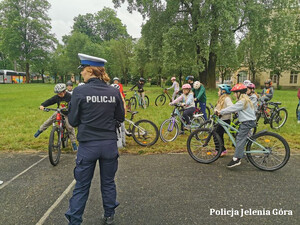 policjanci z dziećmi na egzaminie