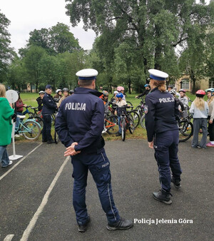 policjanci z dziećmi na egzaminie