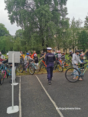 policjanci z dziećmi na egzaminie