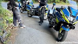Policjanci podczas kontroli kierującego hulajnogą