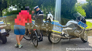 Policjanci podczas kontroli