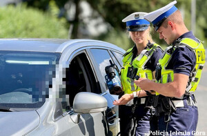 Policjanci podczas kontroli