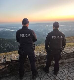Policjanci w drodze na Śnieżkę