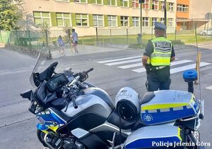 Policjant w okolicy szkoły