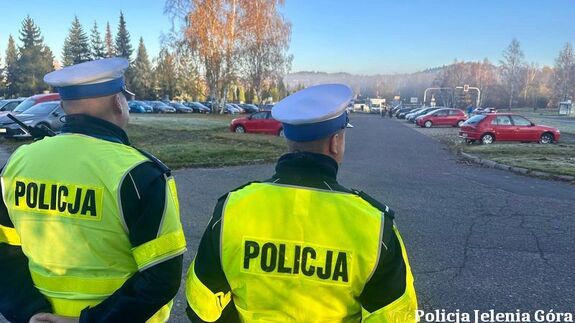 Policjanci w okolicy cmenatarza