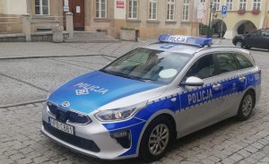 Jeleniogórscy policjanci sprawdzają czy mieszkańcy stosują się do obowiązku zakrywania ust i nosa