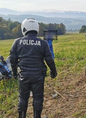 Policjant jeleniogórskiej drogówki w patrolu motocyklowym podczas wykonywania czynności służbowych.
2.Policjanci w patrolu narciarskim
3.policjant ruchu drogowego podczas pracy z radarem
4. Radiowóz policyjny