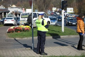 Policjanci dbają o bezpieczeństwo w czasie akcji Znicz