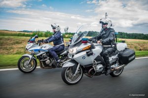 Jeleniogórscy policjanci w służbie na motocyklach, w górach, na drodze, w patrolu rowerowym