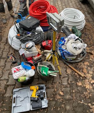 Przedmioty zabezpieczone na terenie posesji zatrzymanego 33-latka.