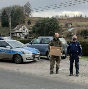 Dzielnicowy z Komisariatu II Policji w Jeleniej Górze wspólnie z żołnierzem z Jednostki Wojskowej w Świętoszowie rozwozili paczki seniorom