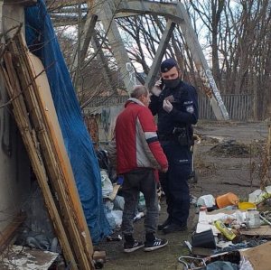 Jeleniogórscy policjanci w ramach akcji Zima sprawdzają miejsca, gdzie mogą przebywać osoby bezdomne.