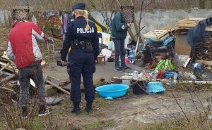 Jeleniogórscy policjanci w ramach akcji Zima sprawdzają miejsca, gdzie mogą przebywać osoby bezdomne.