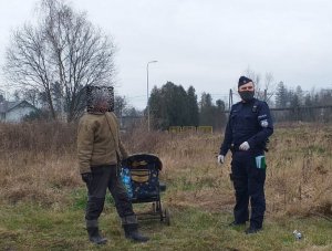 Jeleniogórscy policjanci sprawdzają miejsca, gdzie mogą przebywać osoby bezdomne i udzielają im informacji, gdzie mogą uzyskać schronienie i ciepły posiłek