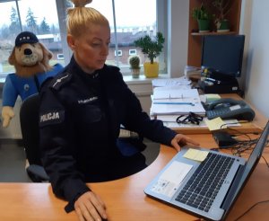 Policjantka online zachęca studentów Karkonoskiej Państwowej Szkoły Wyższej do wstąpienia w szeregi jeleniogórskiej Policji.