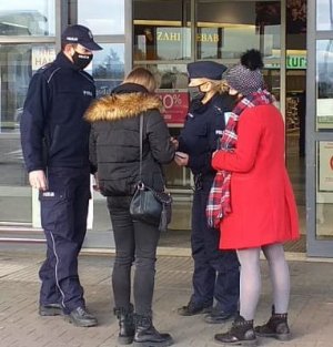 Jeleniogórscy policjanci wspólnie z pracownikami sanepidu na terenie galerii handlowej sprawdzają pracownicy i kliencie stosują się do obostrzeń związanych z Covid-19.