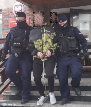 Mężczyźni zatrzymani przez policjantów  podejrzani o rozbój.