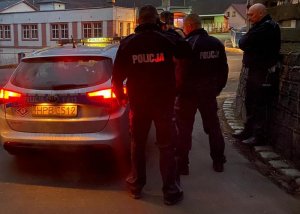 Policjanci odnaleźli zaginionego mężczyznę, który wsiada do radiowozu