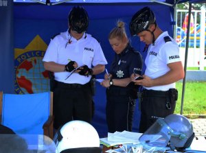 Policjanci garnizonu policji jeleniogórskiej w trakcie służby na drodze, w patrolu narciarskim, w patrolu rowerowym, motocyklowym.