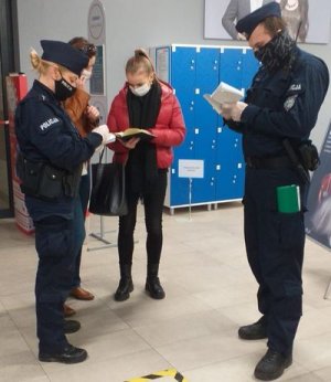 Jeleniogórscy policjanci sprawdzają  stosowanie się do ob0strzeń związanych z Covid-19.