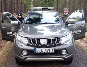 Policjantka i strażnik leśny podczas wspólnych działań przeciwko kradzieżom choinek