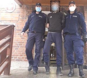 Mężczyzna zatrzymany przez policjantów, podejrzany o kradzież rozbójniczą.