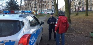 policjanci sprawdzają miejsca przebywania osób bezdomnych