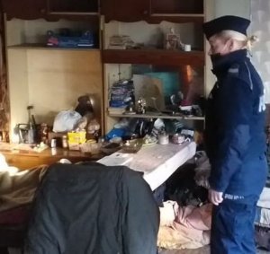 Policjantka sprawdza miejsca, gdzie mogą przebywać osoby bezdomne, w celu udzielenia im pomocy