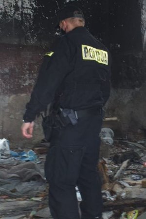 Policjanci sprawdzają miejsca, gdzie mogą przebywać osoby bezdomne