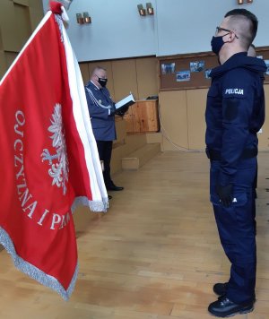 Uroczystość ślubowanie nowych funkcjonariuszy, którzy w obecności Komendanta Miejskiego Policji w Jeleniej Górze inspektora Leszka Zagórskiego wypowiadają rotę ślubowania