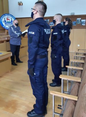 Uroczystość ślubowanie nowych funkcjonariuszy, którzy w obecności Komendanta Miejskiego Policji w Jeleniej Górze inspektora Leszka Zagórskiego wypowiadają rotę ślubowania