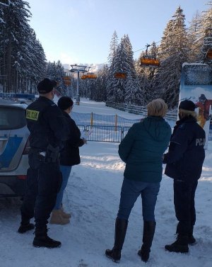 Policjanci wspólnie z pracownikami sanepidu sprawdzali stosowanie się do obostrzeń związanych z Covid-19.