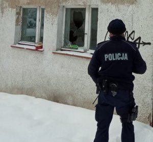 Policjanci sprawdzają miejsca, gdzie mogą przebywać osoby potrzebujące pomocy