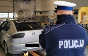 Zatrzymany do kontroli drogowej pojazd marki Seat i policjant ruchu drogowego