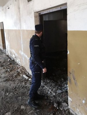 Policjanci sprawdzają miejsca, gdzie mogą przebywać osoby bezdomne