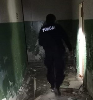 Policjanci w ramach akcji zima sprawdzają miejsca, gdzie mogą przebywać osoby bezdomne