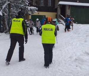 Jeleniogórscy policjanci w patrolu narciarskim na stoku