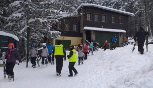 Policjanci na stoku rozdają dzieciom odblaski