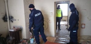 Policjanci z Karpacza sprawdzają miejsca, gdzie mogą przebywać osoby potrzebujące pomocy