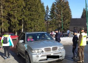 Jeleniogórscy policjanci kontrolują kierującego pojazdem marki BMW. W czynnościach obecny jest także strażnik Karkonoskiego Parku Narodowego