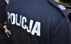 Jeleniogórscy policjanci zatrzymali poszukiwanego do odbycia kary pozbawienia wolności, który dodatkowo odpowie za uszkodzenie mienia oraz udzielanie narkotyków.