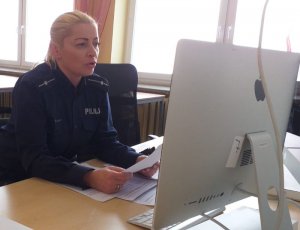 Jeleniogórska policjantka uczestniczy w zdalnym spotkaniu z seniorami