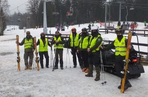 Jeleniogórscy Policjanci i strażnicy KPN przed stokiem narciarskim &quot;Ski Arena&quot; w Szklarskiej Porębie.