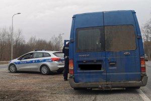 Policjant jeleniogórskiej drogówki podczas kontroli Forda