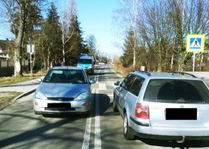 Pojazd Ford, którego kierujący potrącił pieszą w Mysłakowicach oraz pojazd VW, którego kierowca zatrzymał się przed przejściem