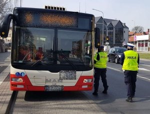 Policjanci jeleniogórskiej drogówki sprawdzają czy w autobusach przestrzegane są obostrzenia związane z Covid-19