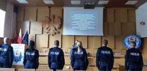 Policjanci przed rozpoczęciem ślubowania w obecności Komendanta Miejskiego Policji w Jeleniej Górze